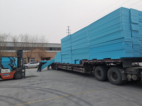 擠塑板裝車(chē)現(xiàn)場(chǎng)